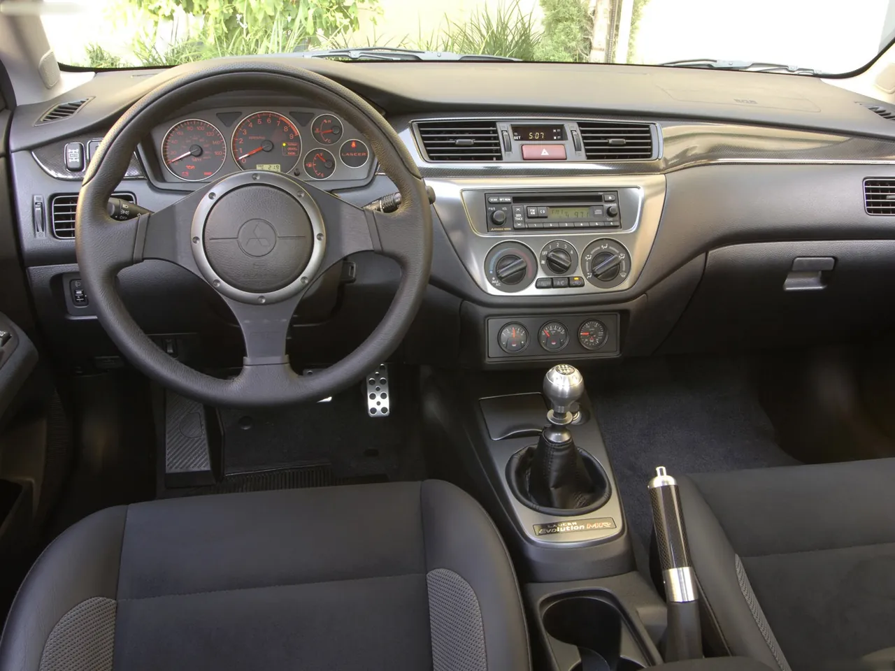 Mitsubishi Lancer Evolution MR (2006) – interiér