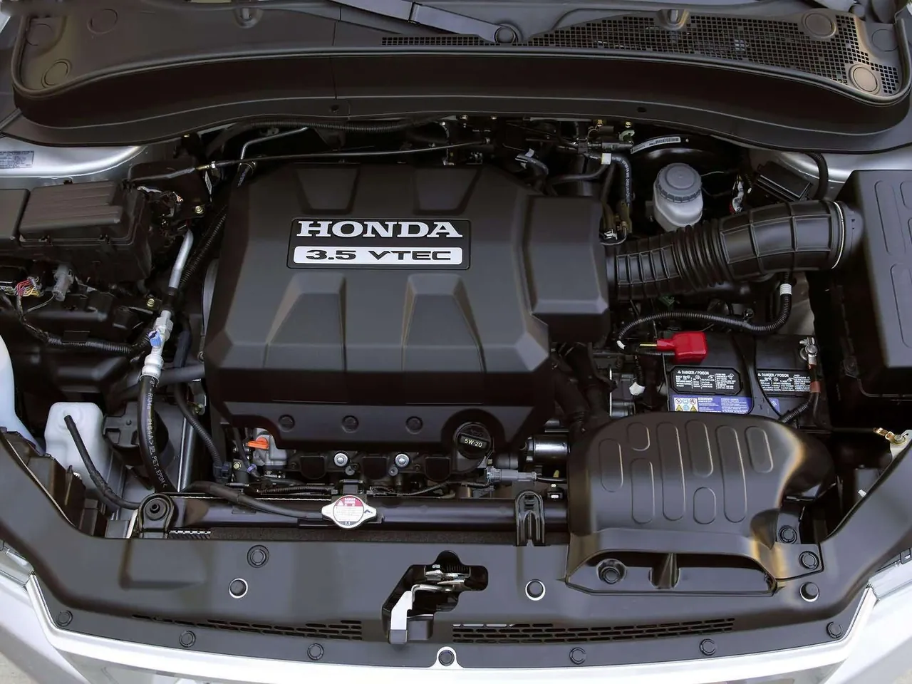 Honda Ridgeline RTL (2006) – motorový prostor