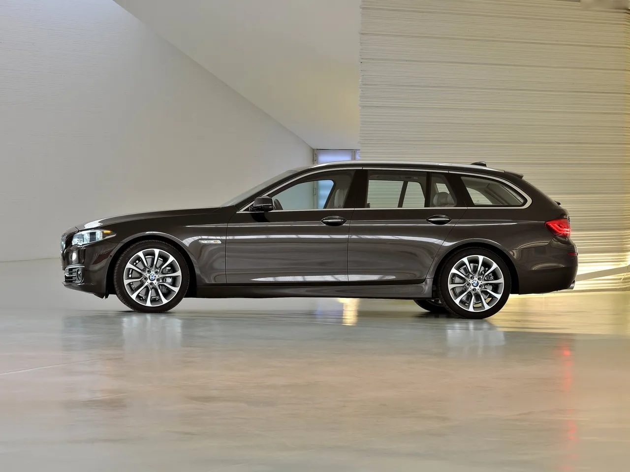 BMW 5-Series Touring (2014) – boční profil