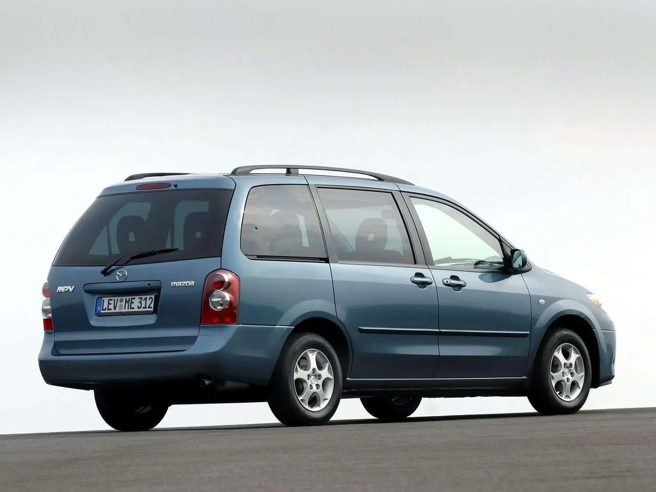 Mazda MPV [EU] (2004) – zadní tříčtvrteční pohled