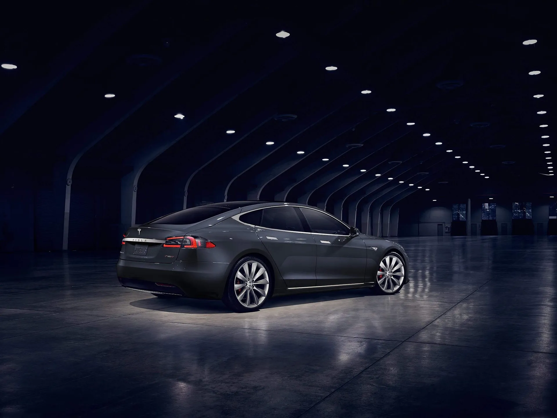 Tesla Model S (2017) – zadní tříčtvrteční pohled