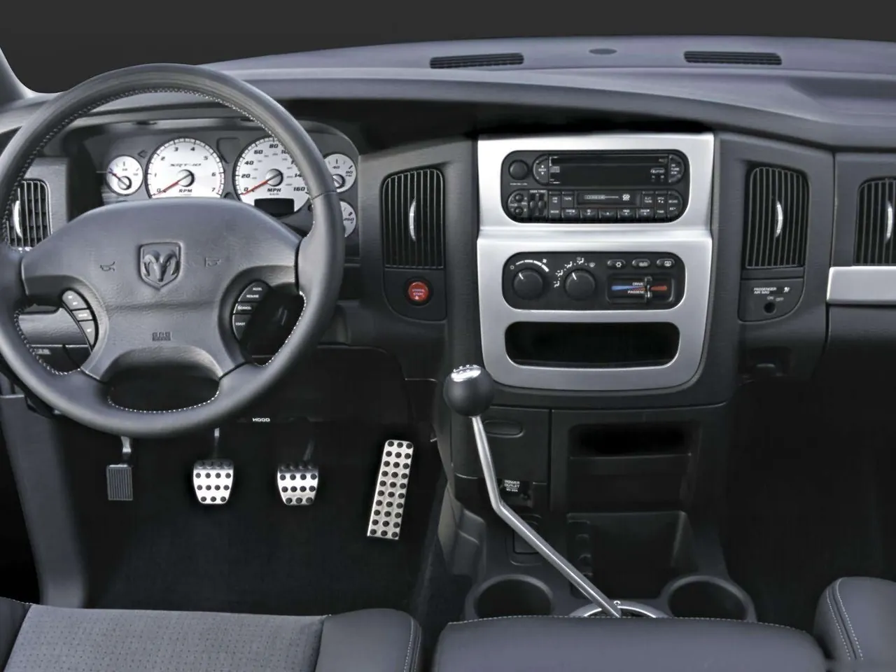 Dodge Ram SRT10 (2004) – interiér