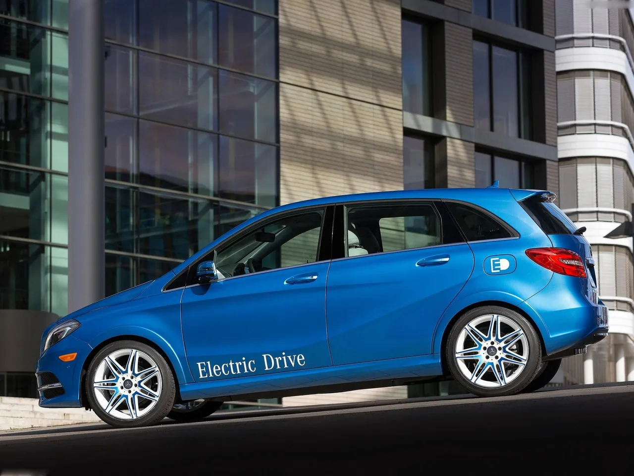 Mercedes-Benz B-Class Electric Drive (2015) - Side Profile