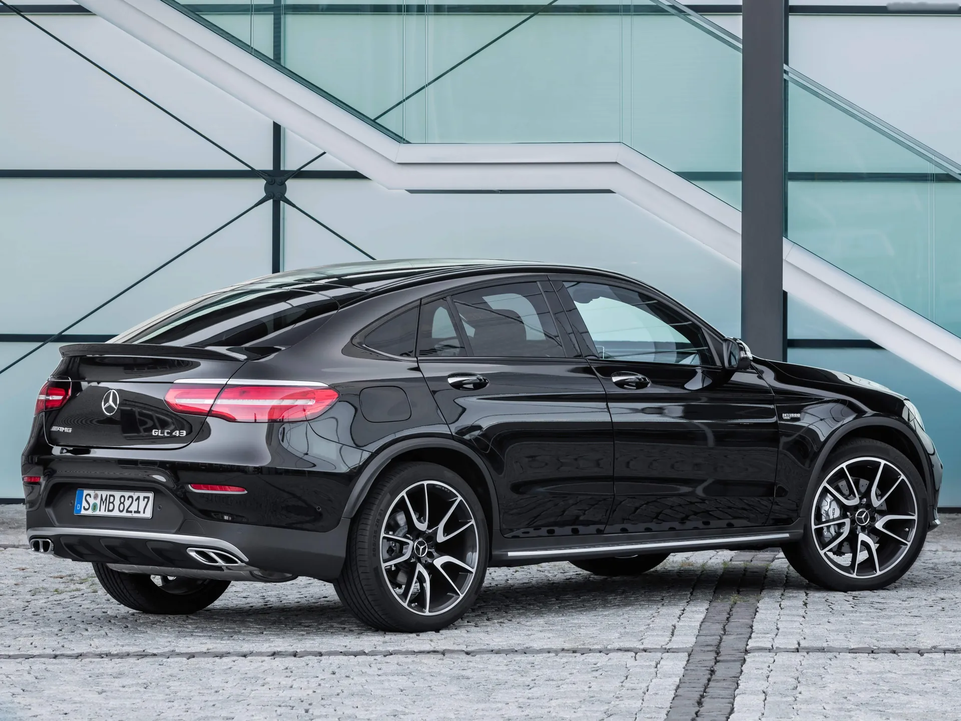 Mercedes-Benz GLC43 AMG 4Matic Coupe (2017) – zadní tříčtvrteční pohled