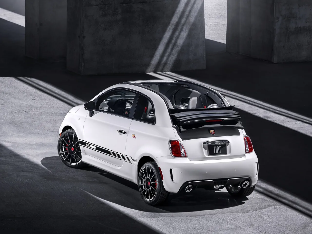 Fiat 500C Abarth (2013) – zadní tříčtvrteční pohled