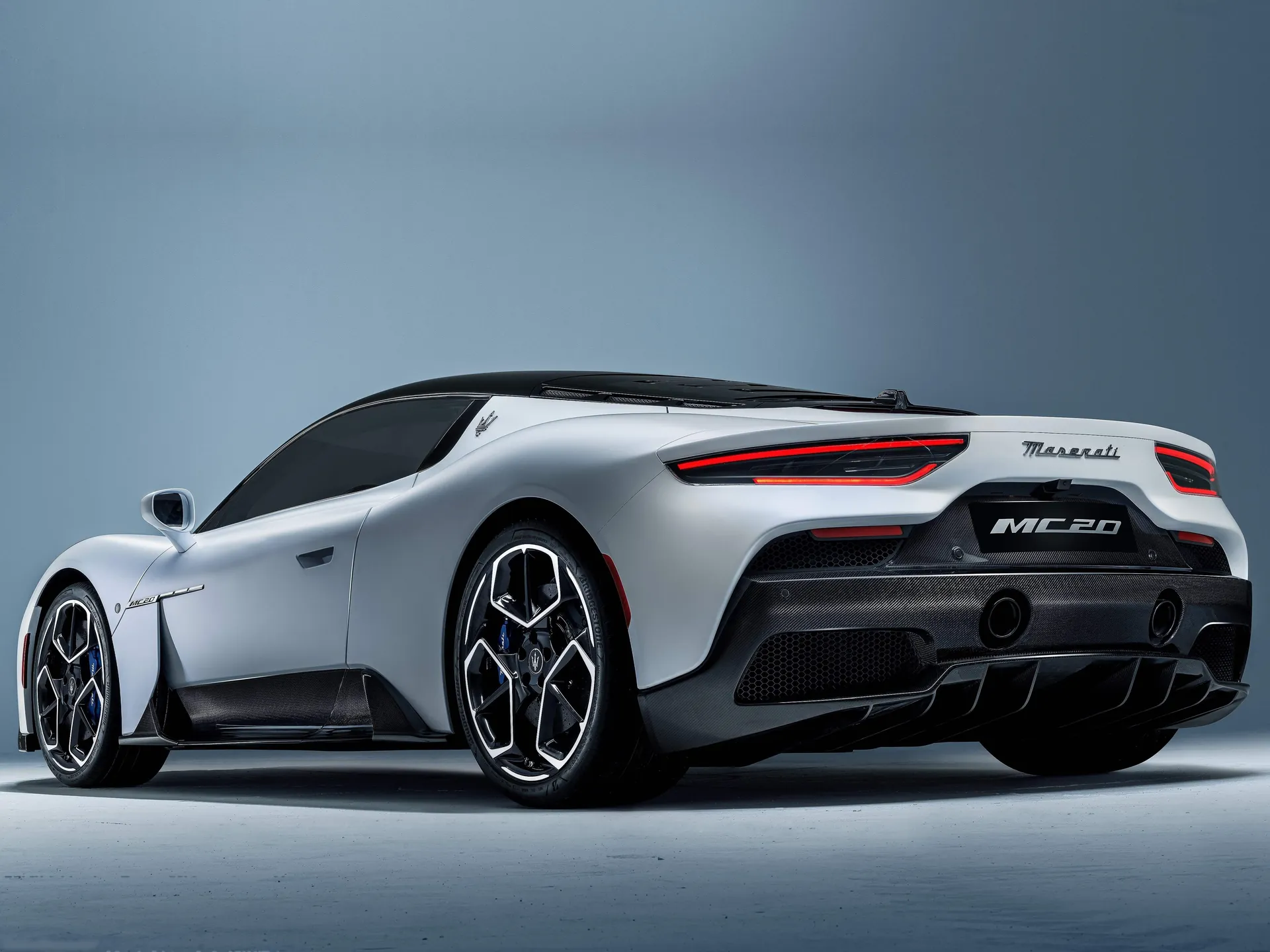 Maserati MC20 (2021) – zadní tříčtvrteční pohled
