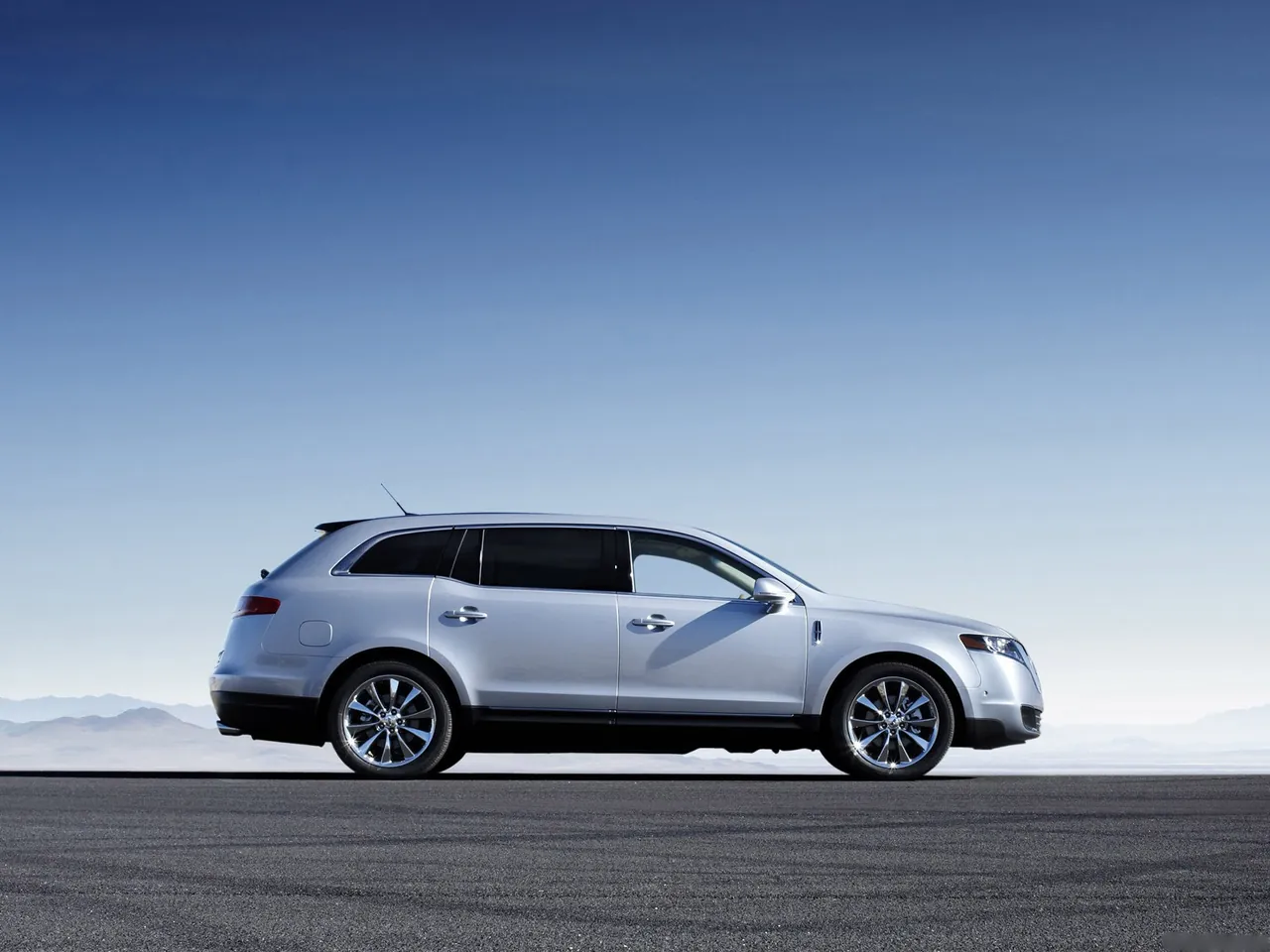 Lincoln MKT (2010) – boční profil