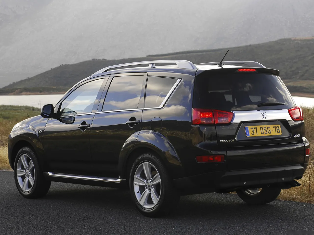 Peugeot 4007 (2007) – zadní tříčtvrteční pohled