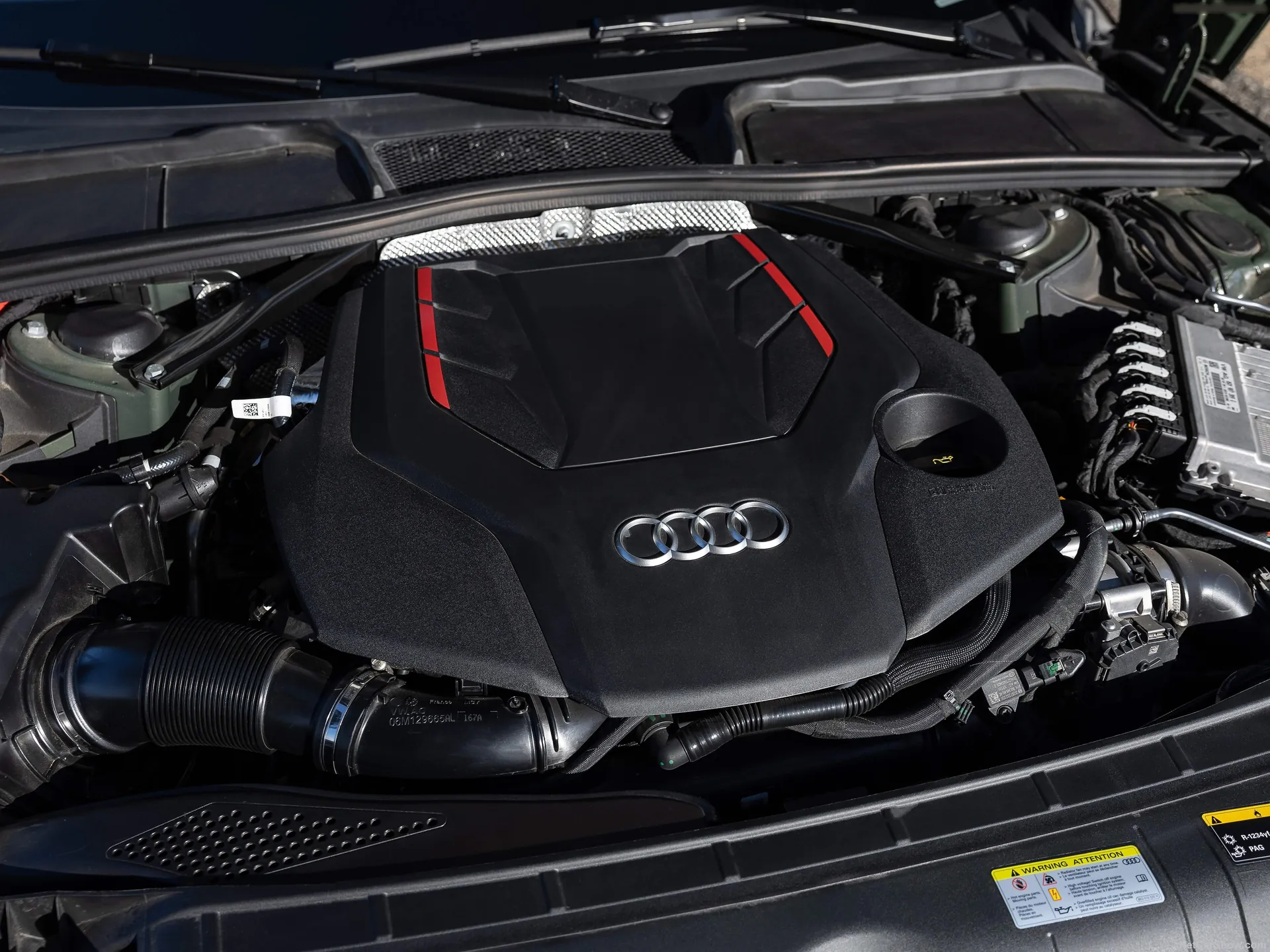 Audi S5 Cabriolet [US] (2022) – motorový prostor
