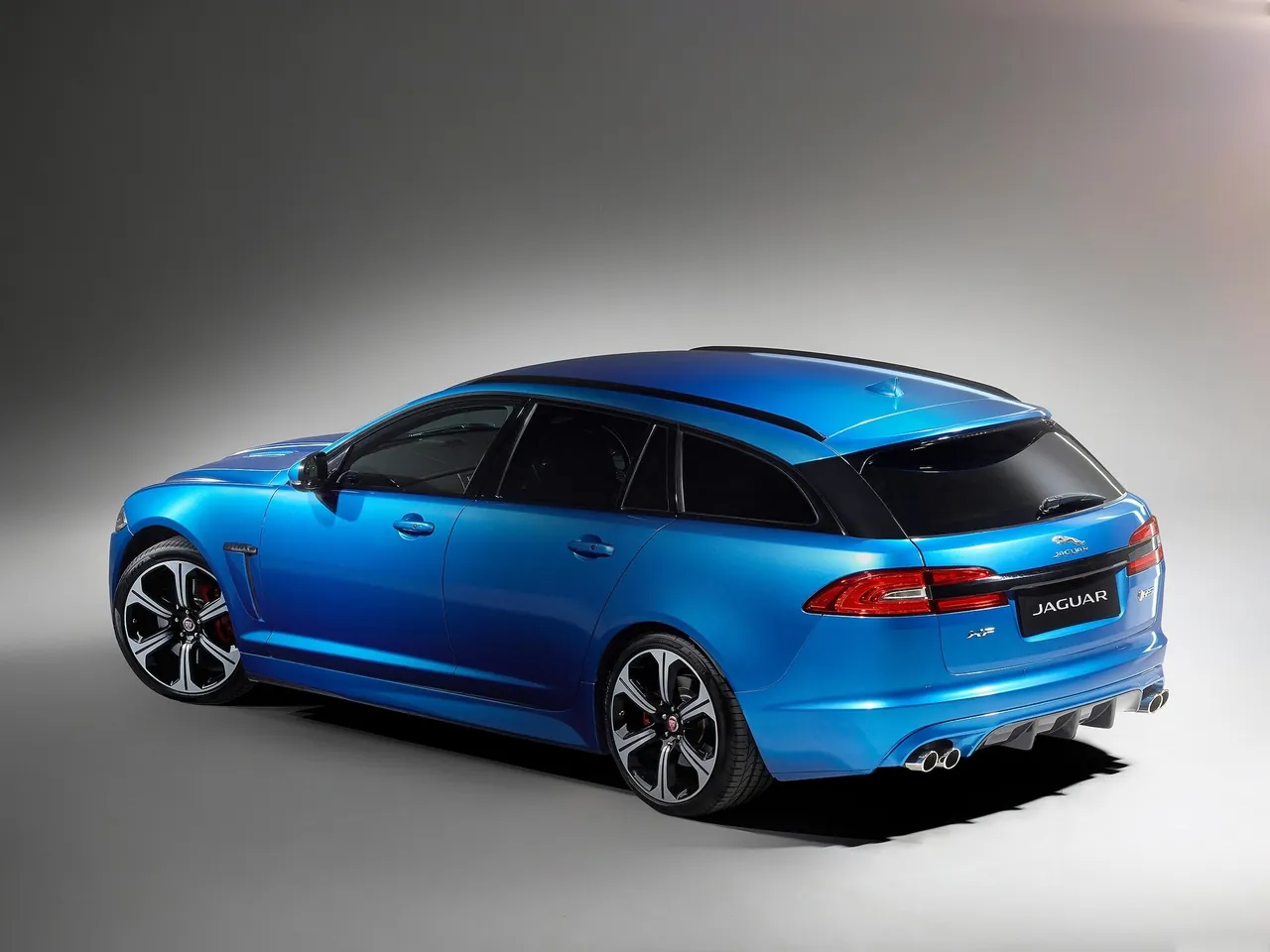 Jaguar XFR-S Sportbrake (2015) – zadní tříčtvrteční pohled