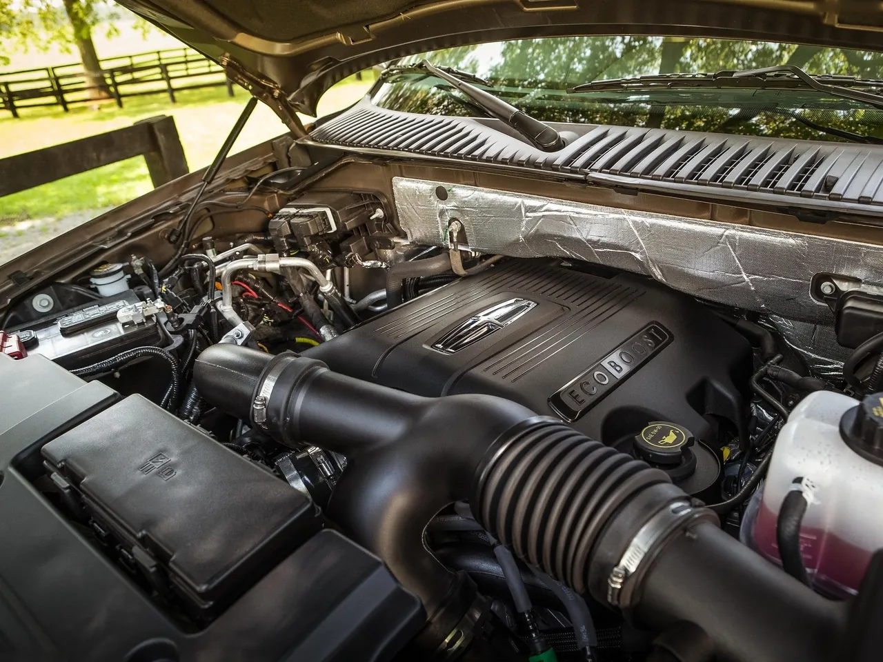 Lincoln Navigator (2015) – motorový prostor