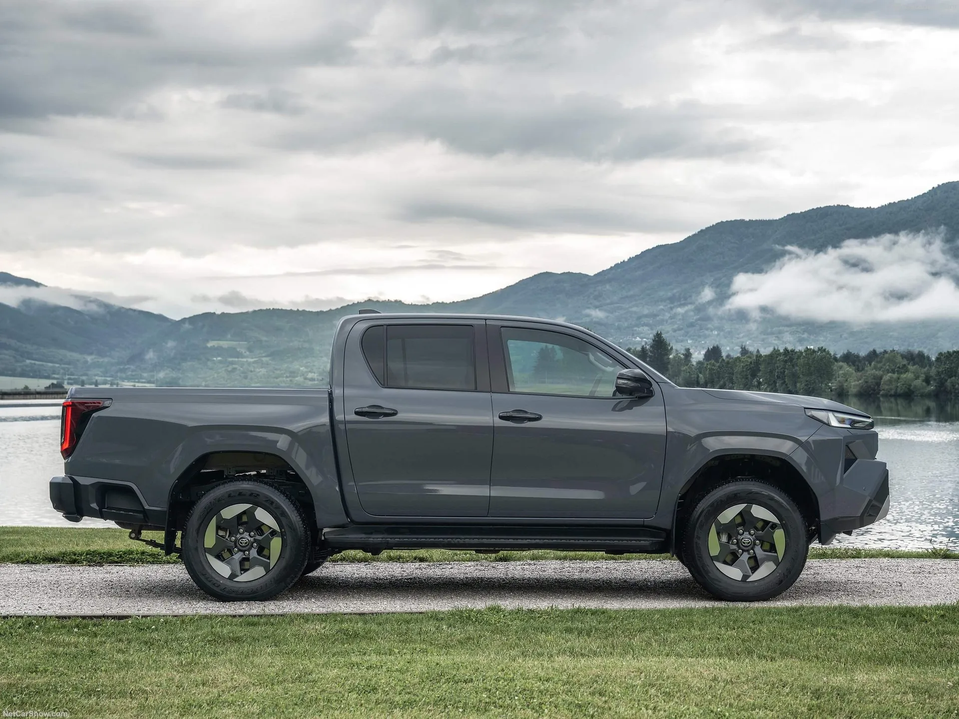 Toyota HiLux BEV (2026) – boční profil