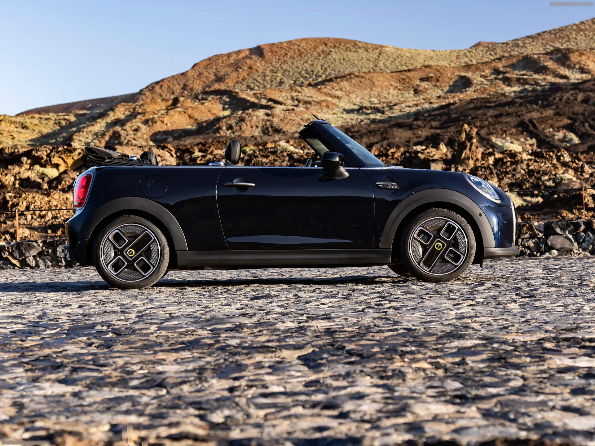 Mini Cooper SE Convertible (2023) – boční profil
