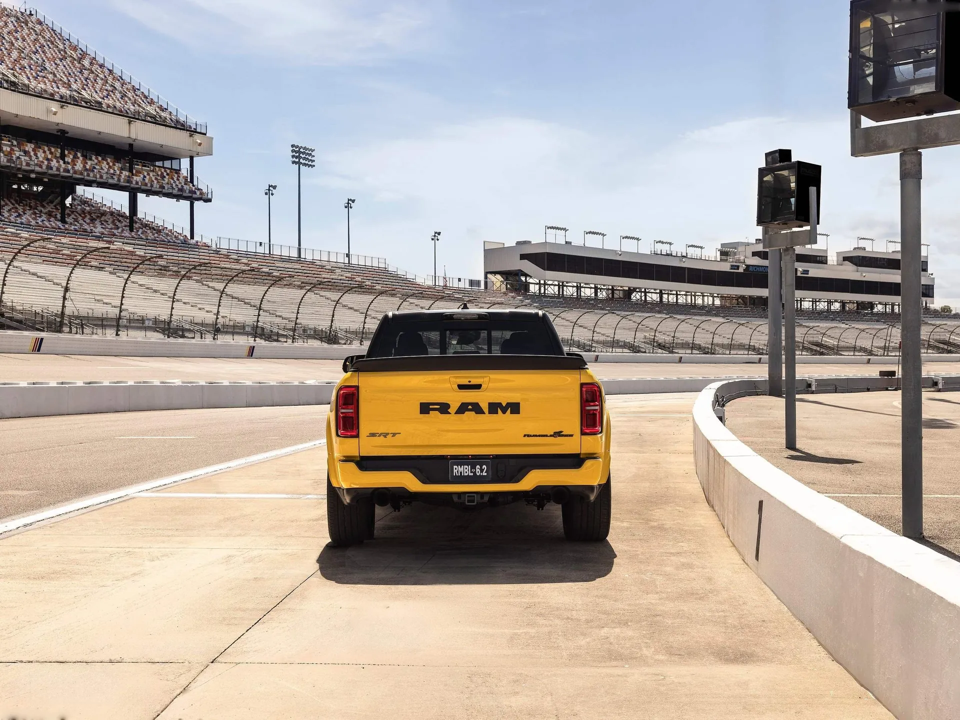 Ram 1500 Rumble Bee SRT (2027) – zezadu