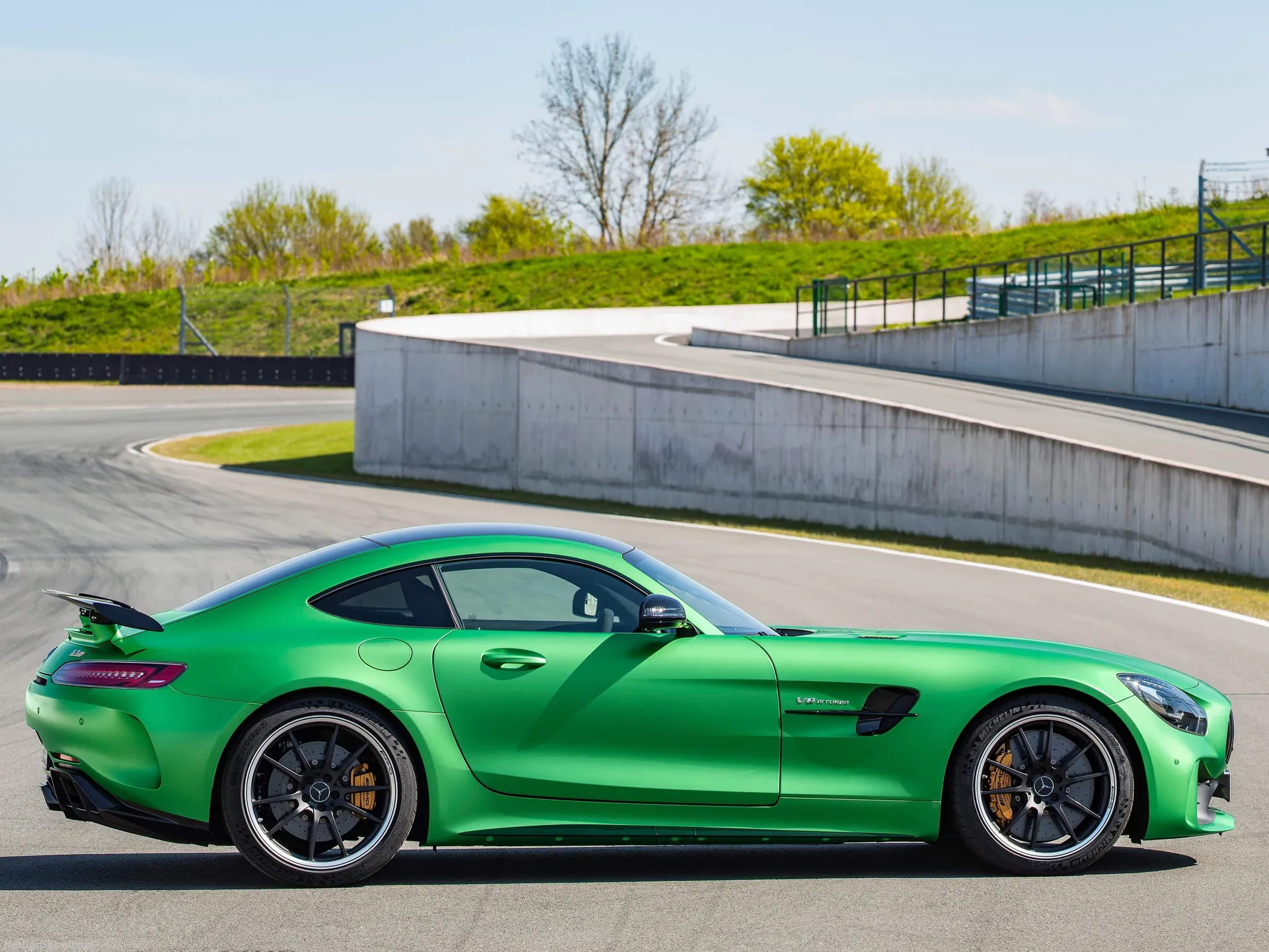 Mercedes-Benz AMG GT R (2017) – boční profil