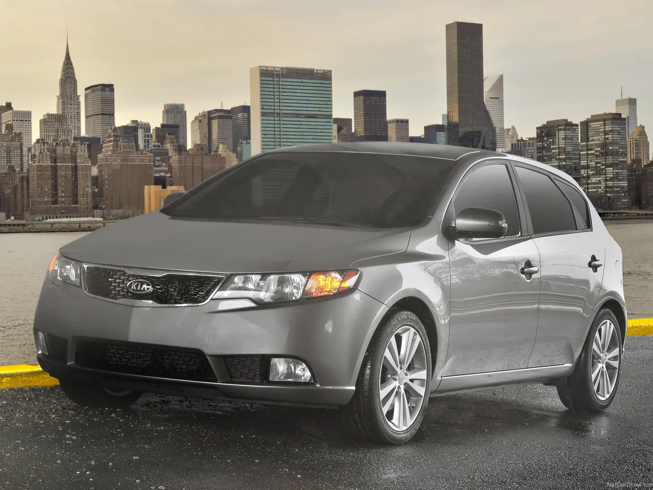 Kia Forte 5-door (2011)