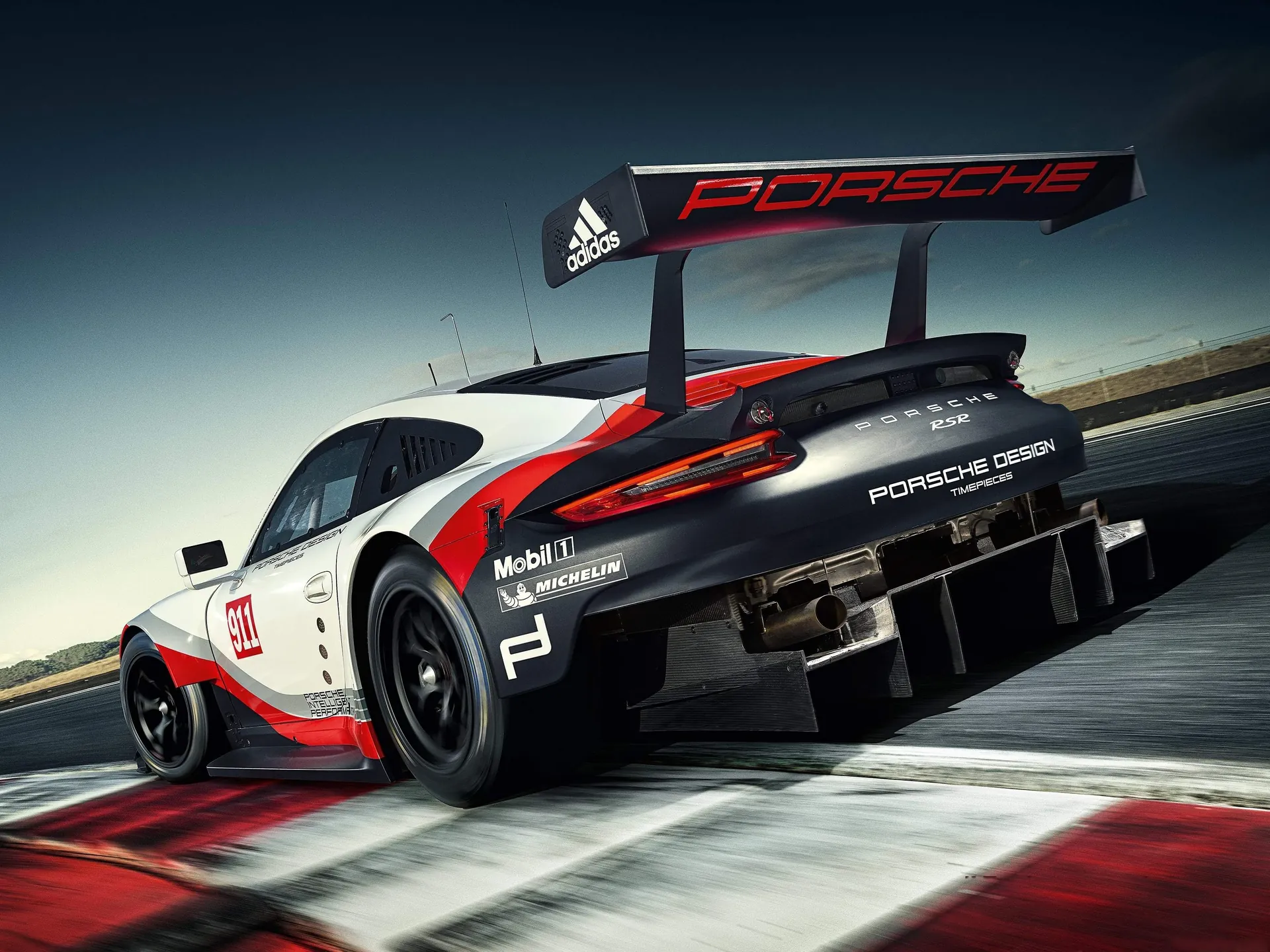 Porsche 911 RSR (2017) – zadní tříčtvrteční pohled