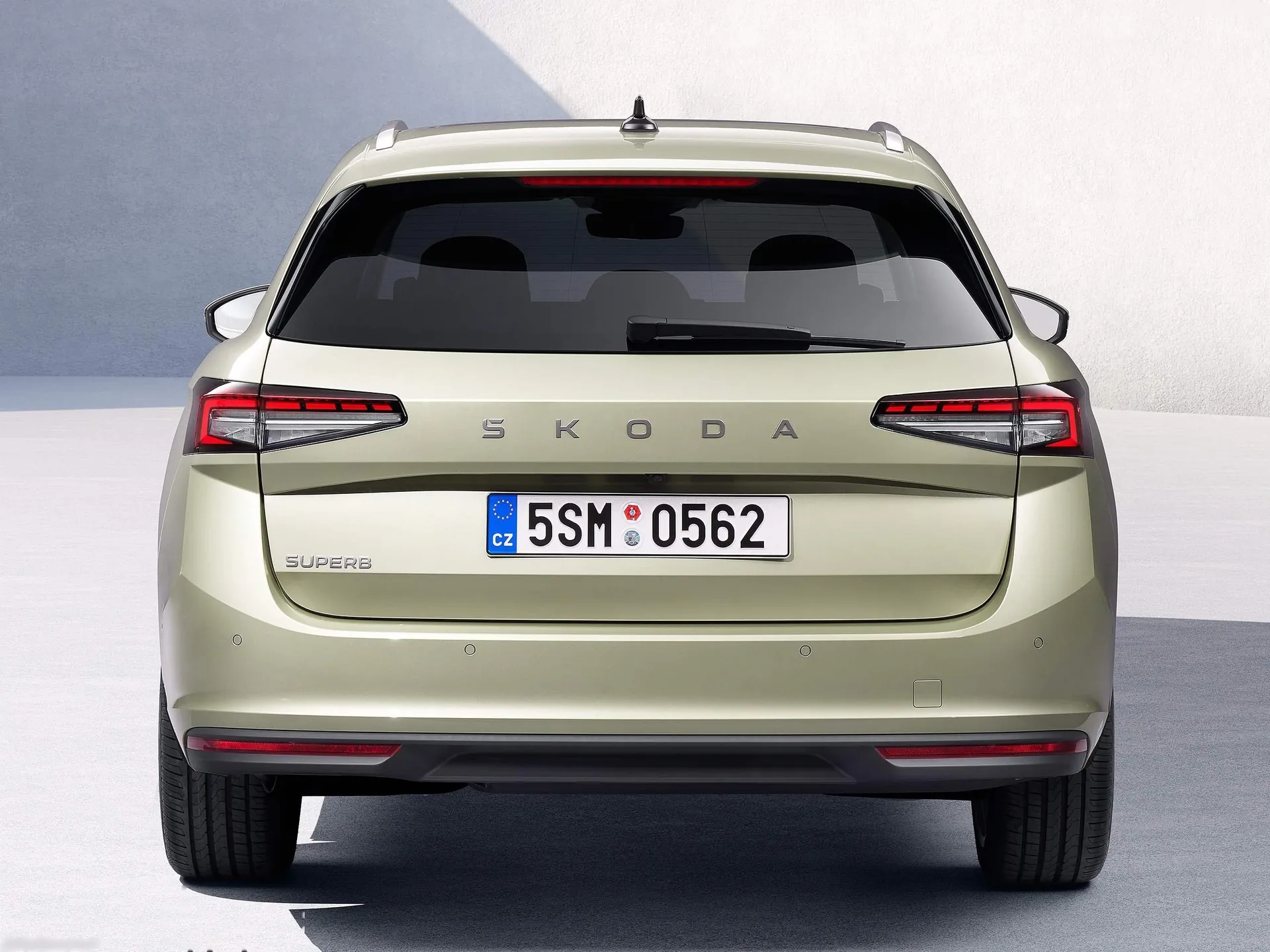 Skoda Superb Combi (2024) – zezadu