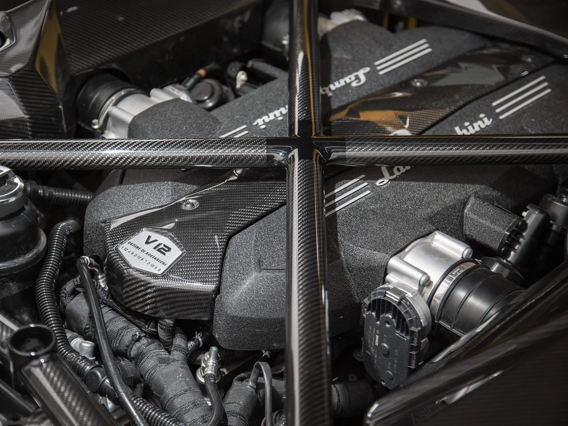 Lamborghini Aventador S (2017) - Engine