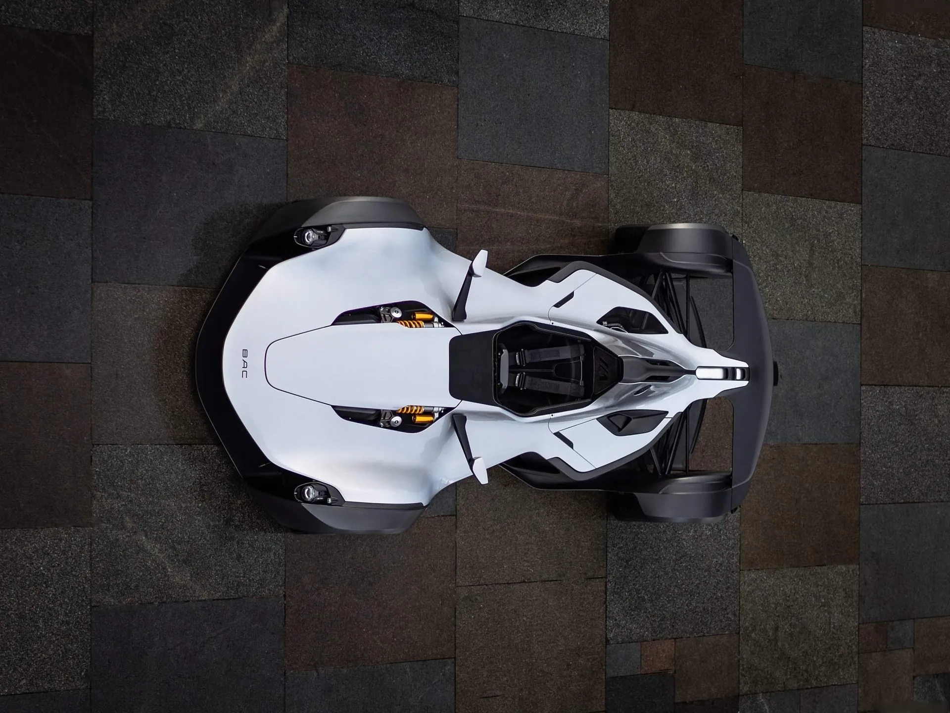 BAC Mono (2021) – pohled shora