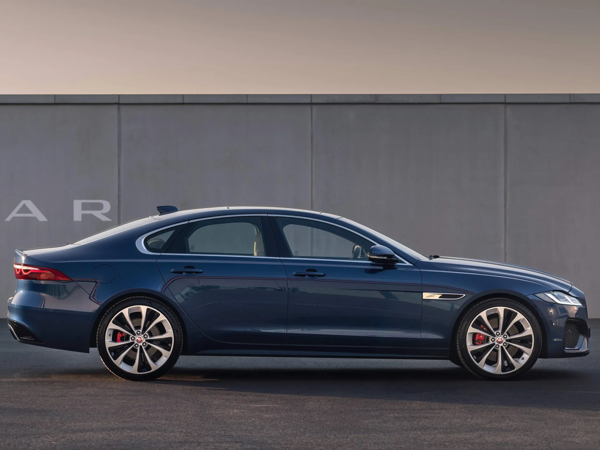 Jaguar XF (2021) – boční profil