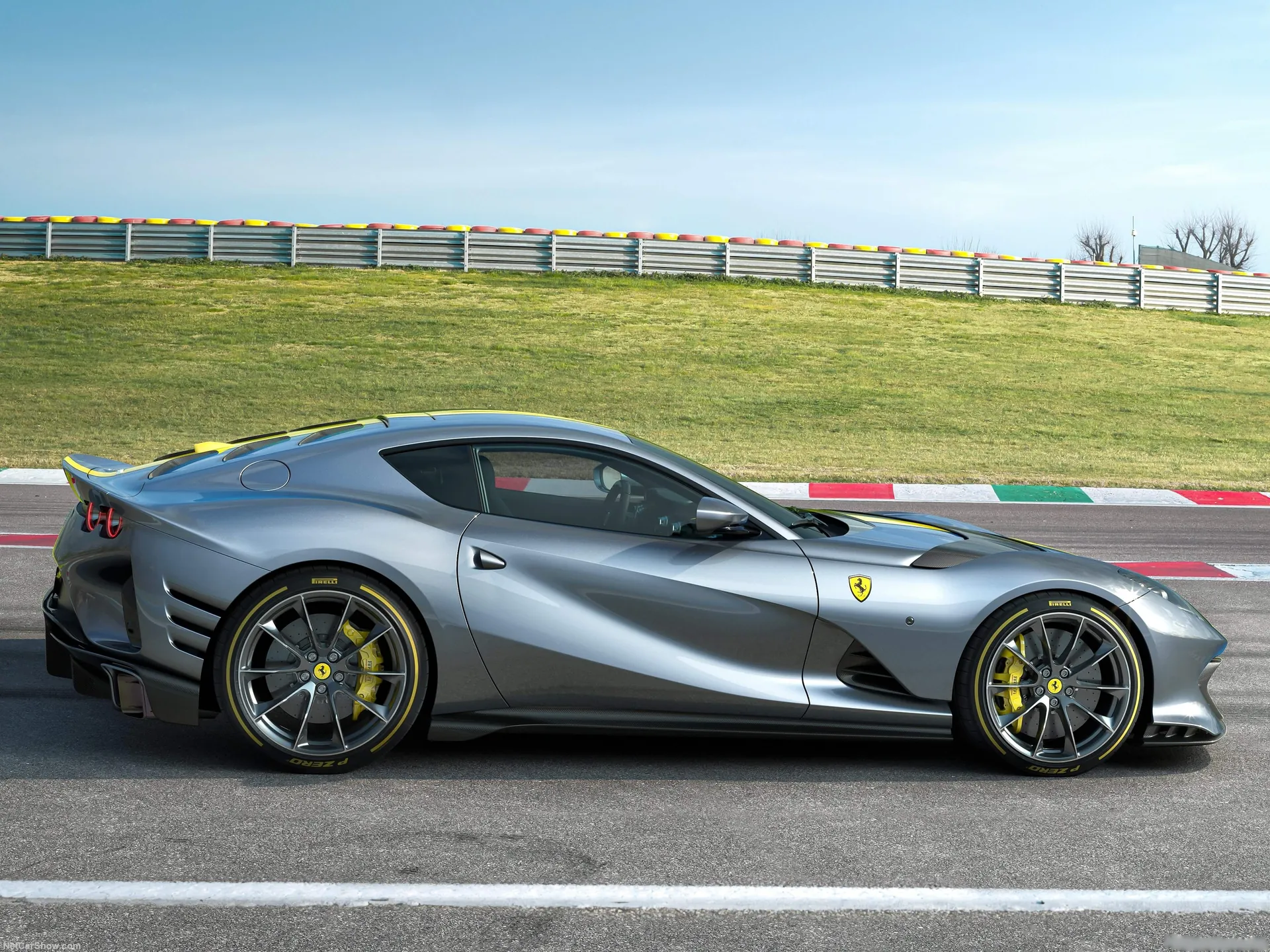 Ferrari 812 Competizione (2021) – boční profil