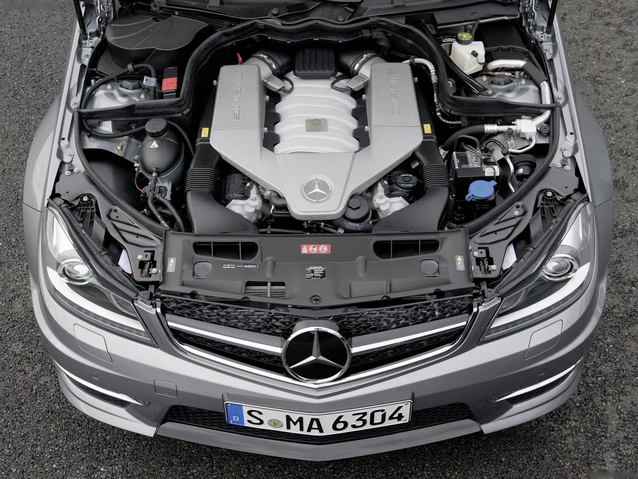 Mercedes-Benz C63 AMG Estate (2012) – motorový prostor