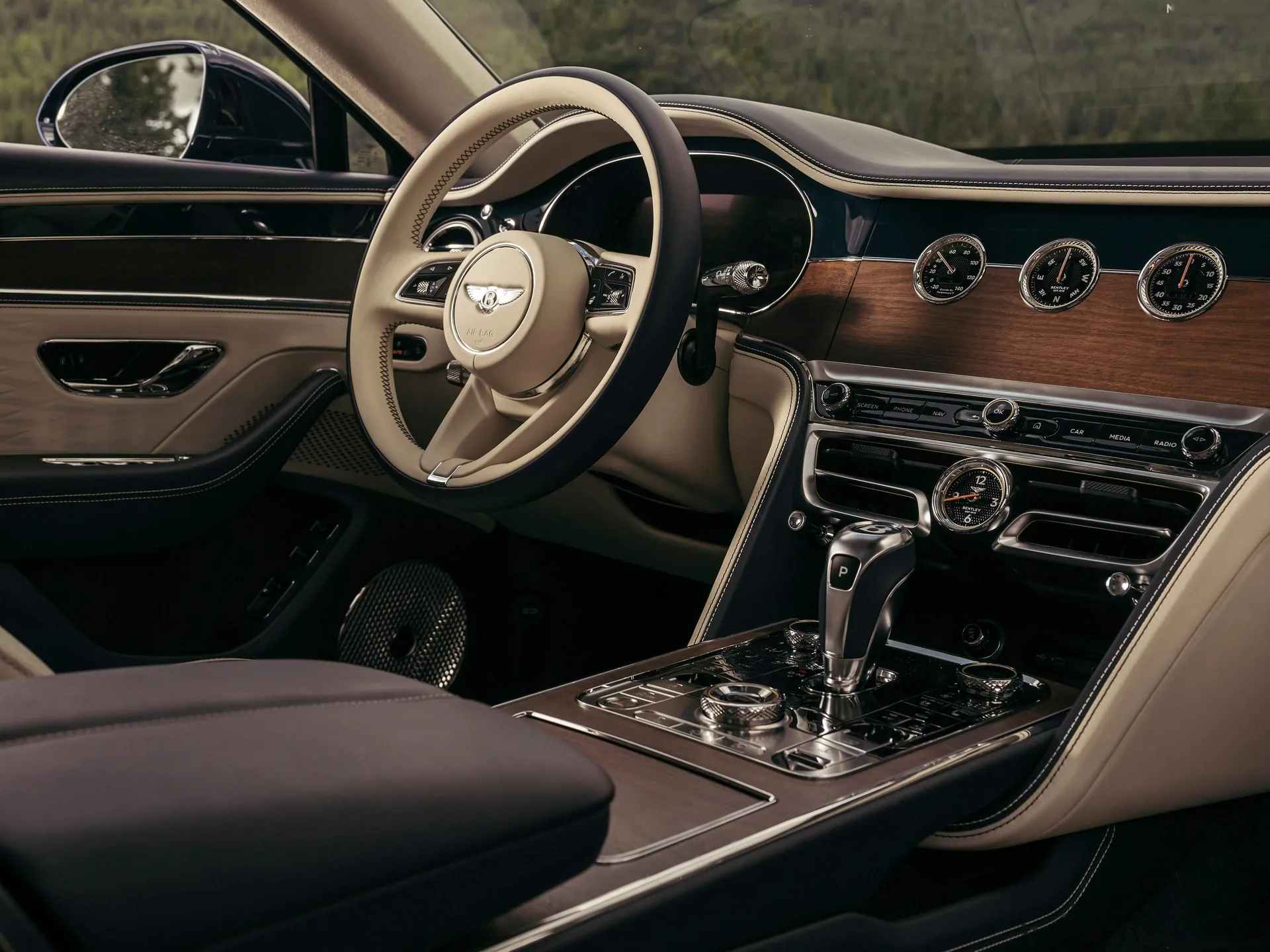 Bentley Flying Spur Azure (2025) – interiér