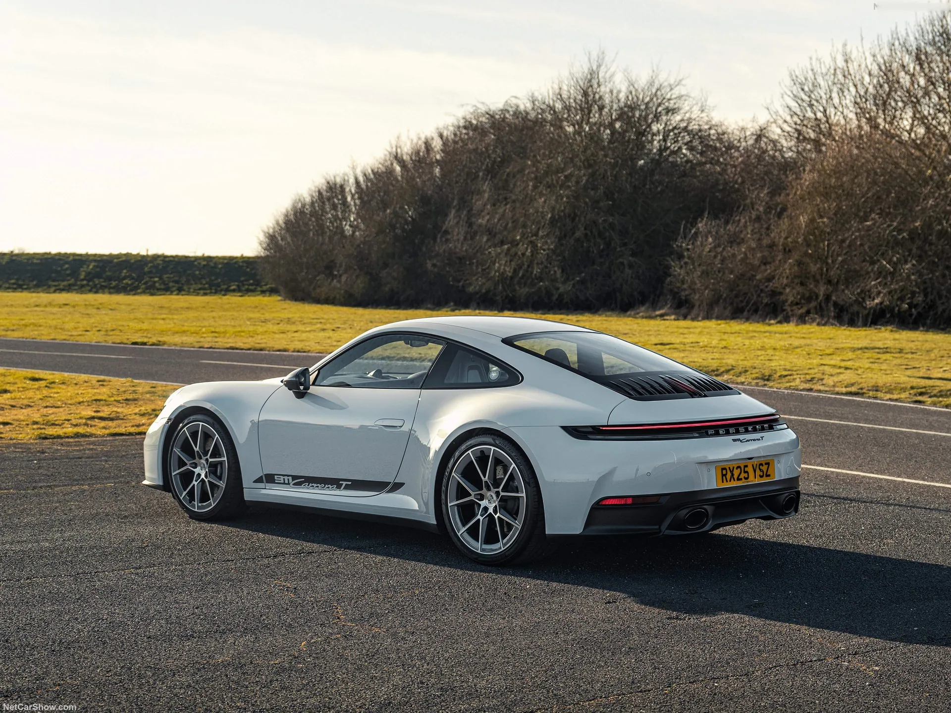 Porsche 911 Carrera T [UK] (2025) – zadní tříčtvrteční pohled