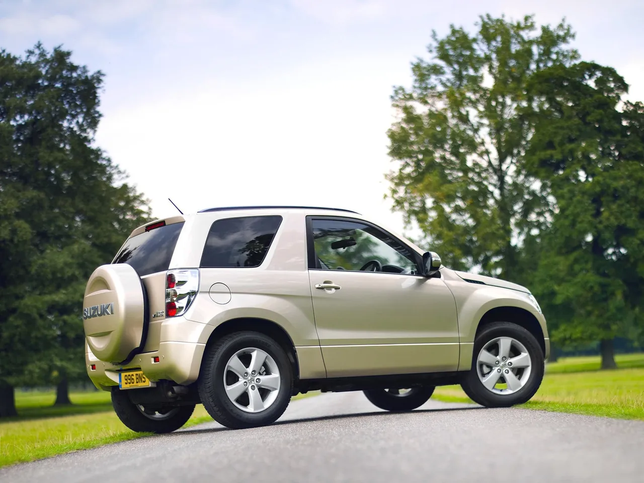 Suzuki Grand Vitara 3-door (2009) – zadní tříčtvrteční pohled
