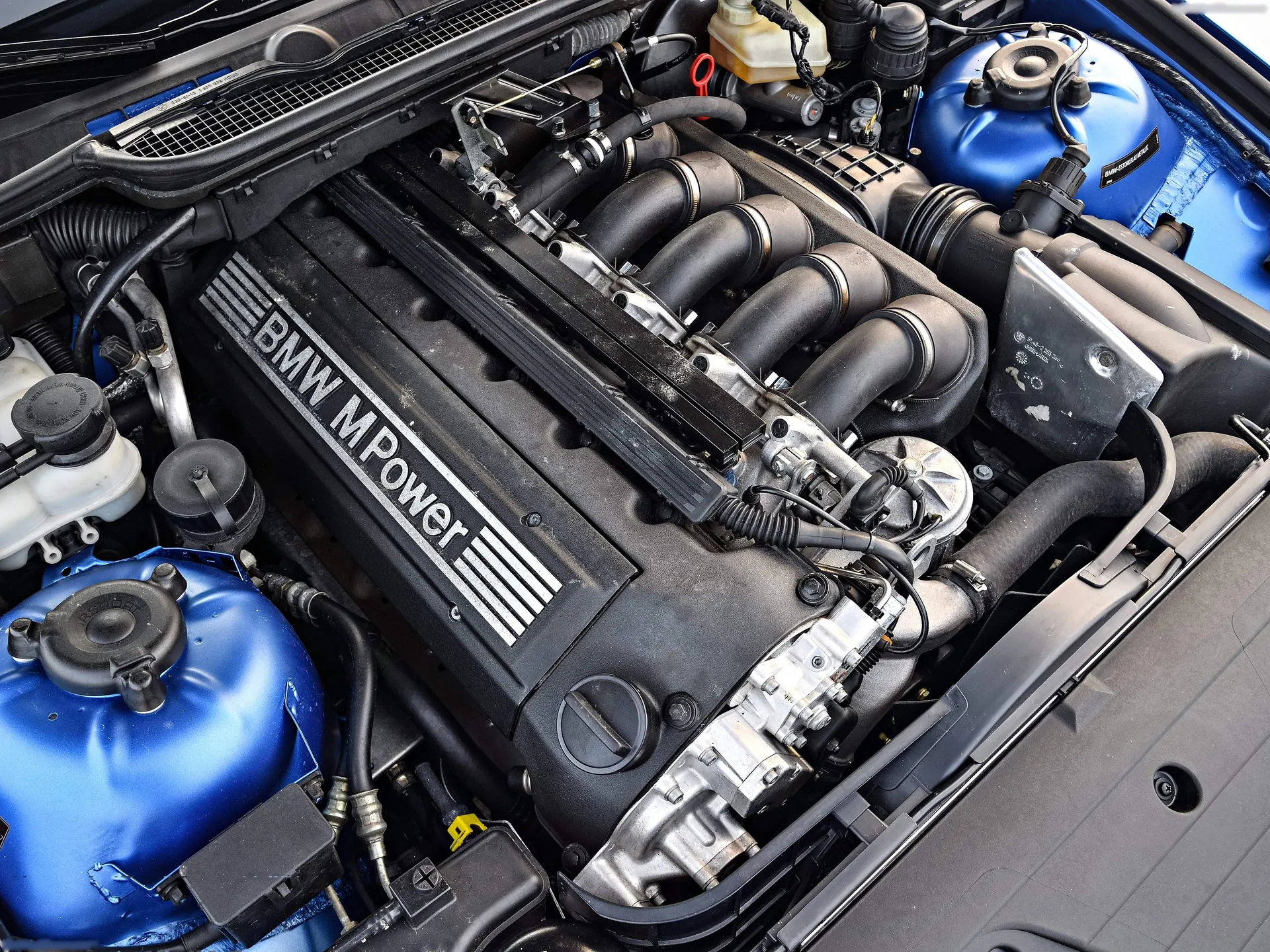 BMW M3 Sedan (1995) – motorový prostor
