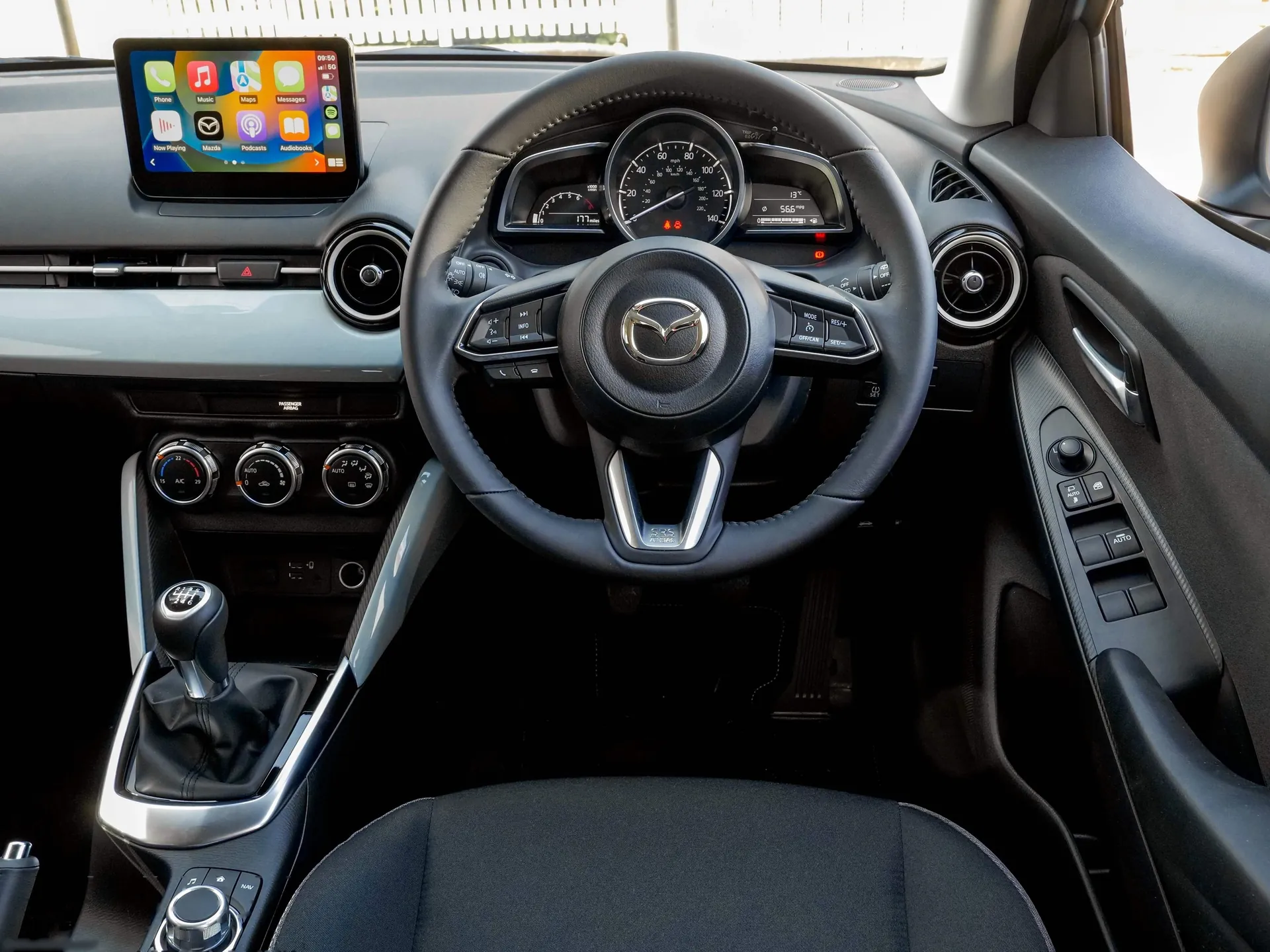 Mazda 2 [UK] (2023) – interiér