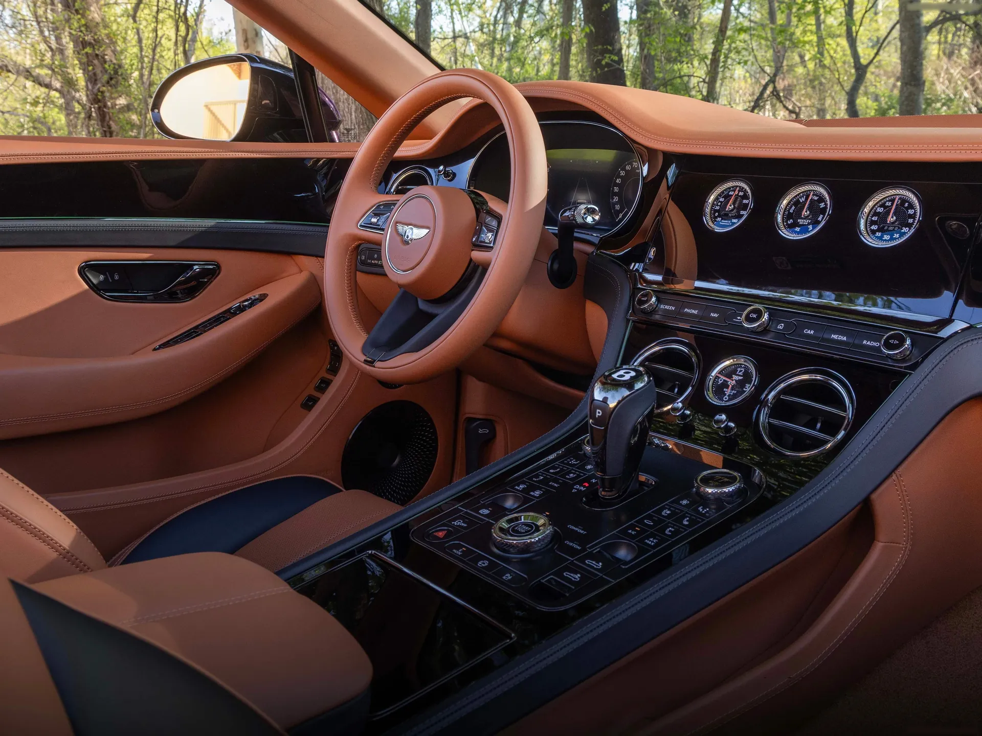 Bentley Continental GTC S (2027) – interiér
