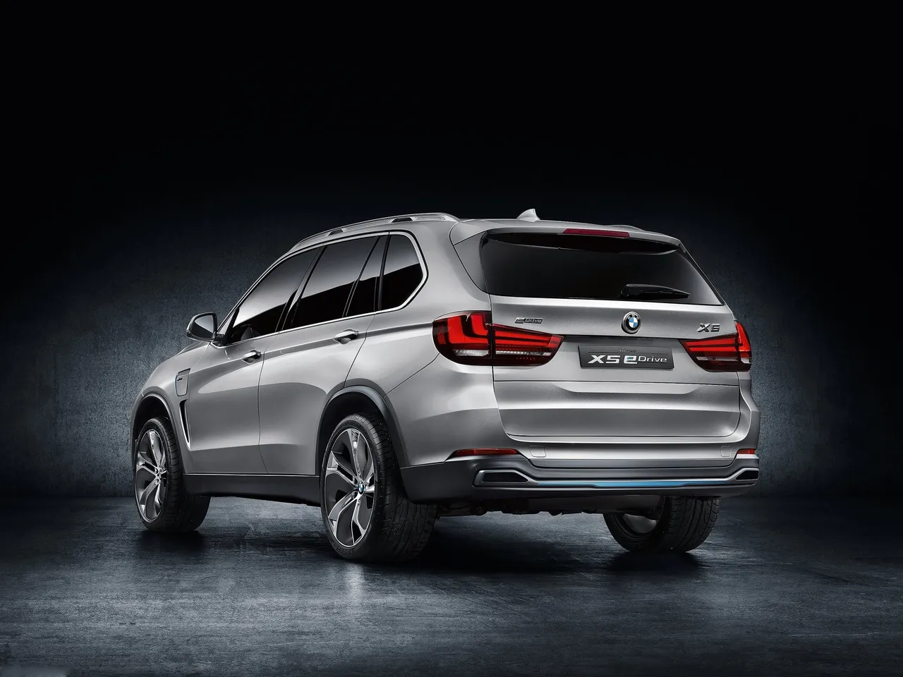 BMW X5 eDrive Concept (2013) – zadní tříčtvrteční pohled