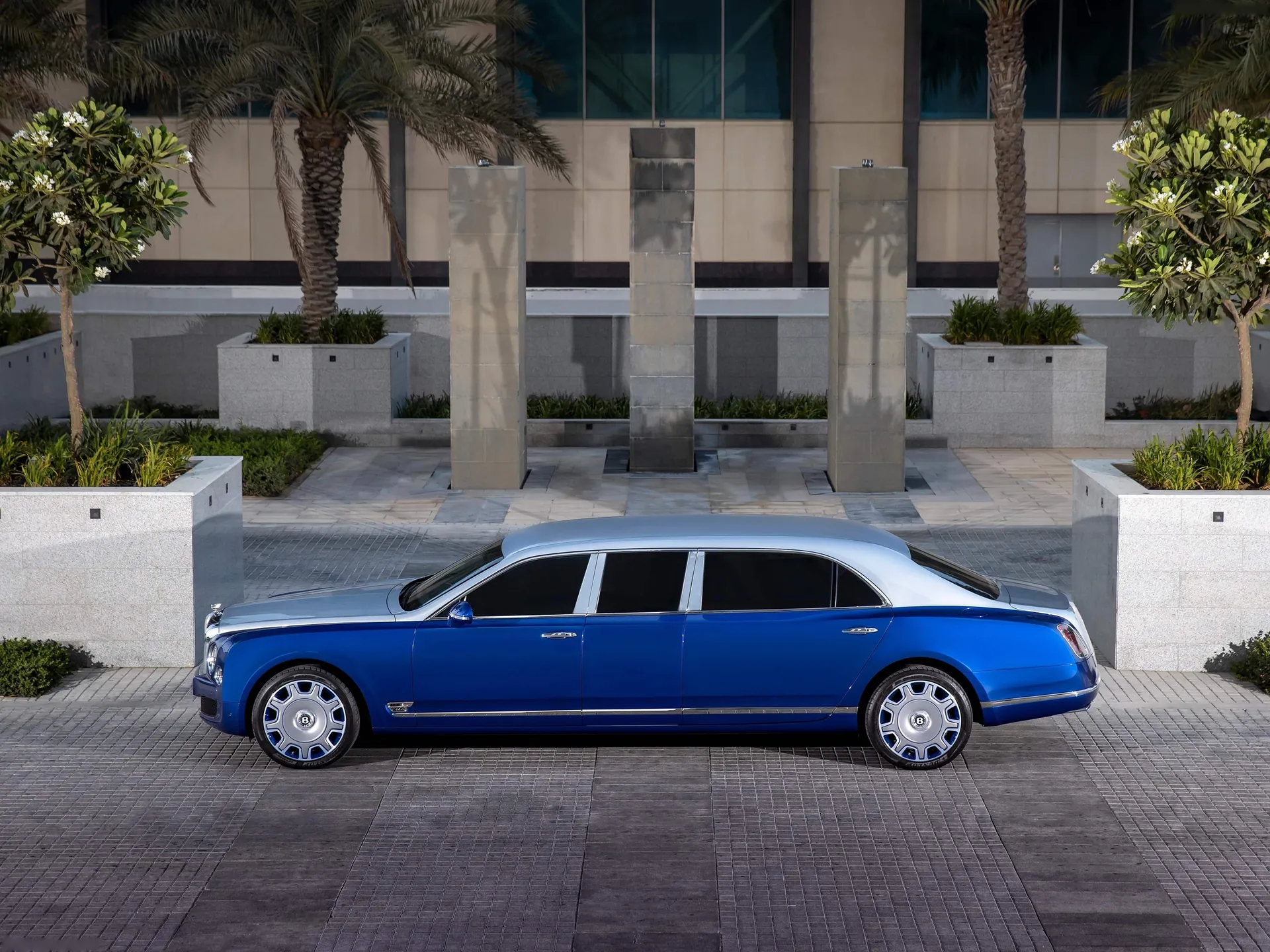 Bentley Mulsanne Grand Limousine by Mulliner (2017) – boční profil