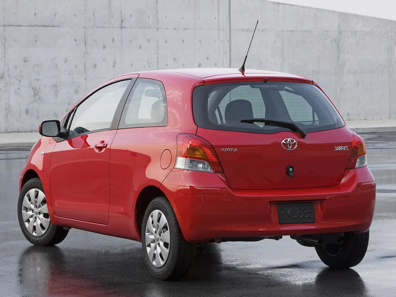 Toyota Yaris 3-door (2009) – zadní tříčtvrteční pohled