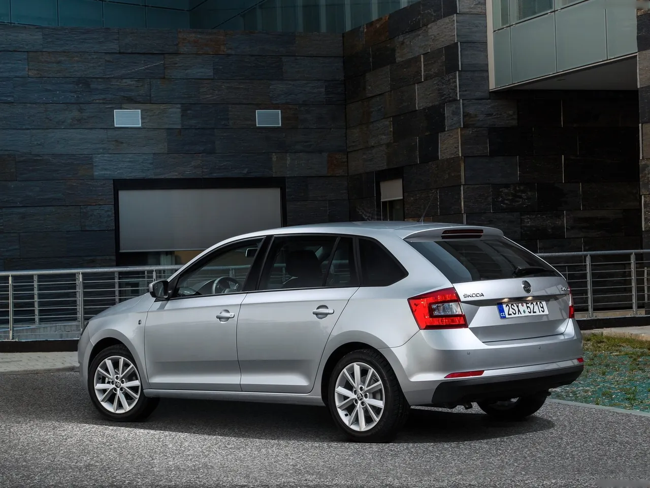 Skoda Rapid Spaceback (2014) – zadní tříčtvrteční pohled