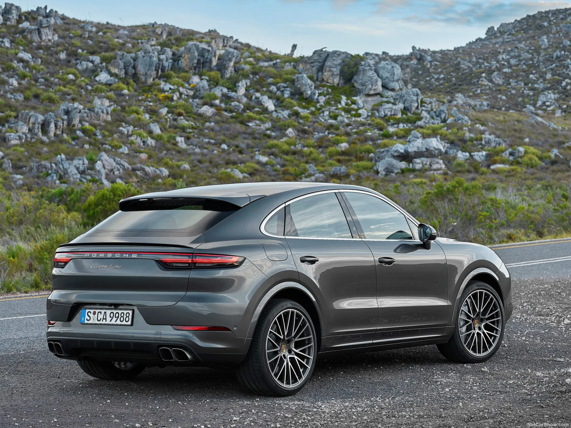 Porsche Cayenne Turbo Coupe (2020) – zadní tříčtvrteční pohled