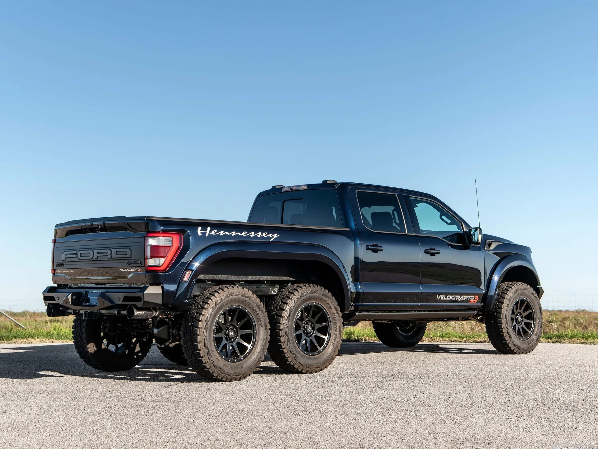Hennessey VelociRaptoR 6X6 (2024) – zadní tříčtvrteční pohled