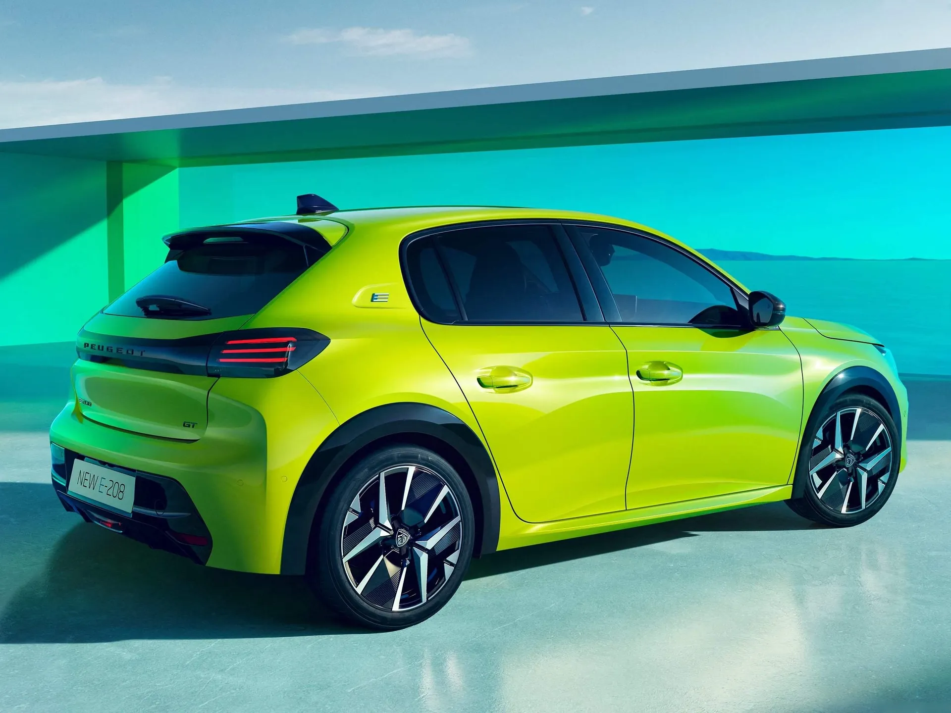 Peugeot e-208 (2024) – zadní tříčtvrteční pohled