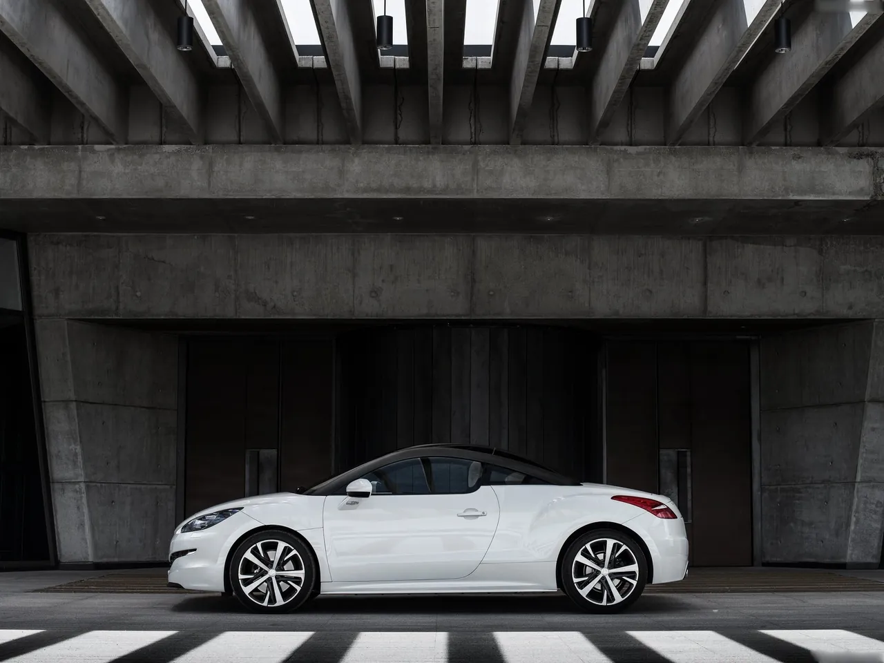 Peugeot RCZ Coupe (2013) - Side Profile