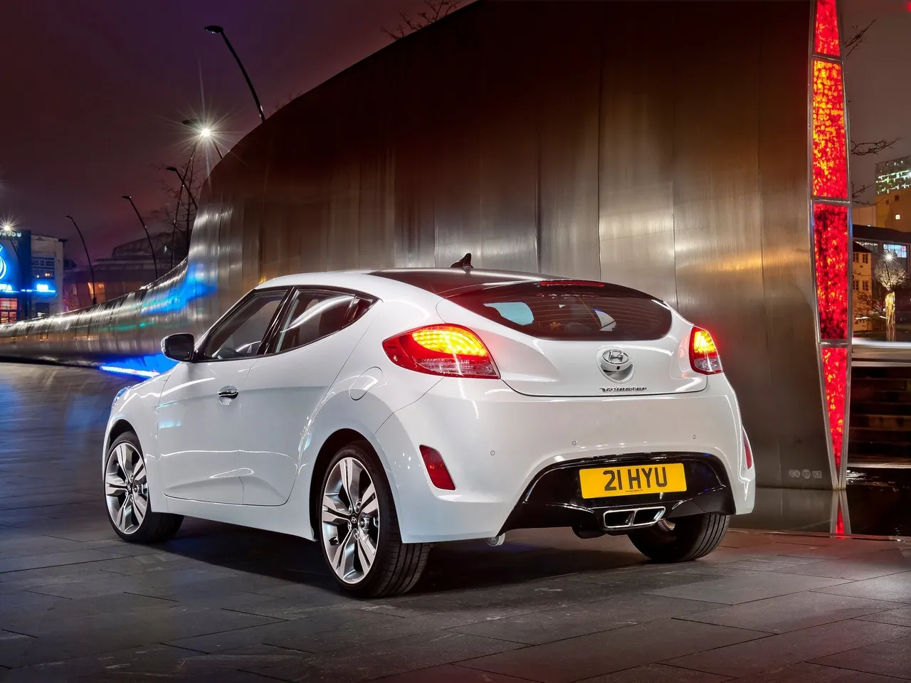 Hyundai Veloster (2012) – zadní tříčtvrteční pohled