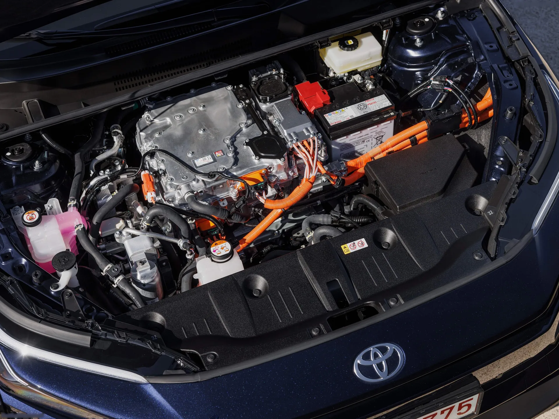 Toyota bZ4X (2026) – motorový prostor