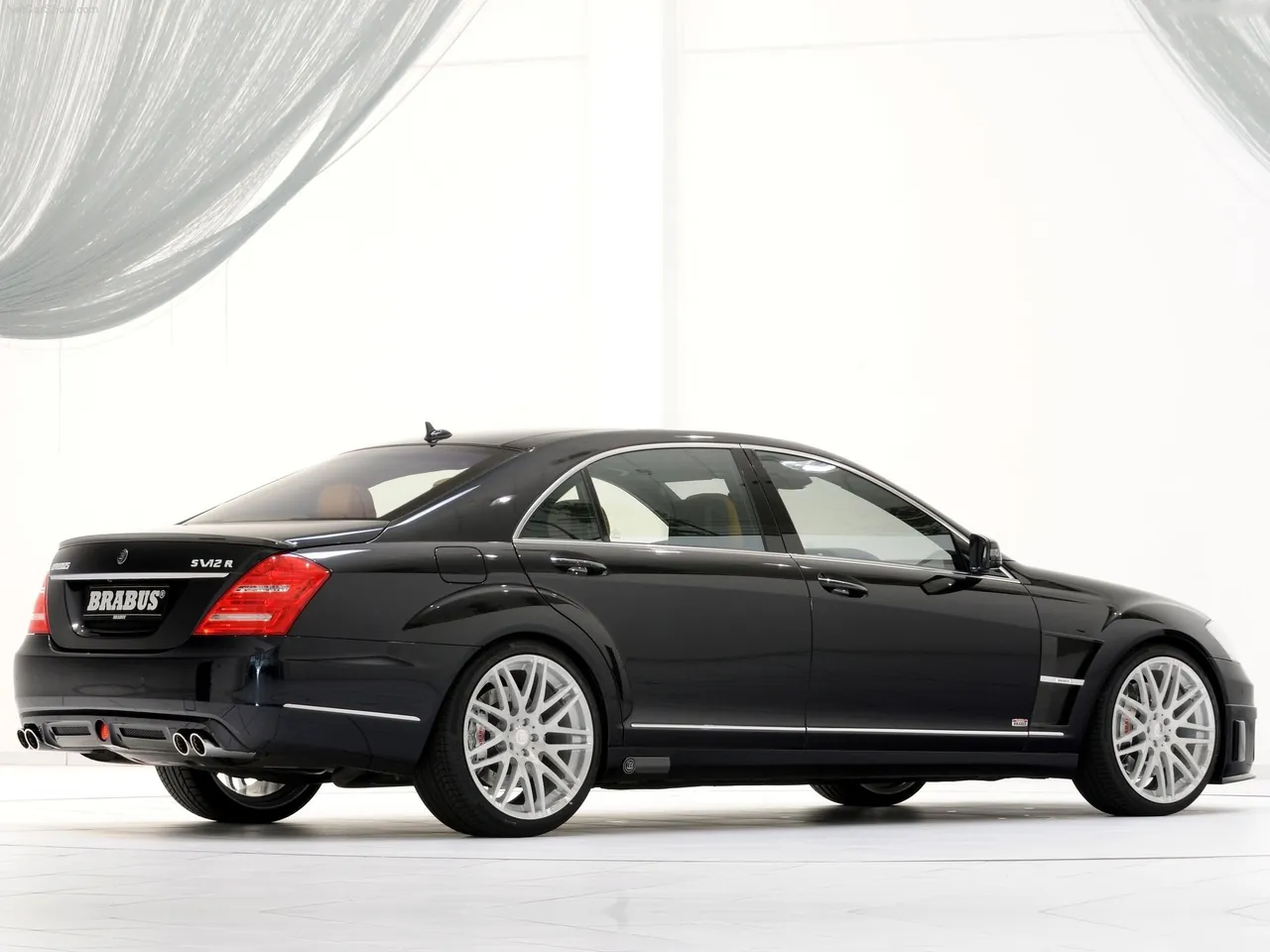 Brabus SV12 R Biturbo 800 (2011) – zadní tříčtvrteční pohled