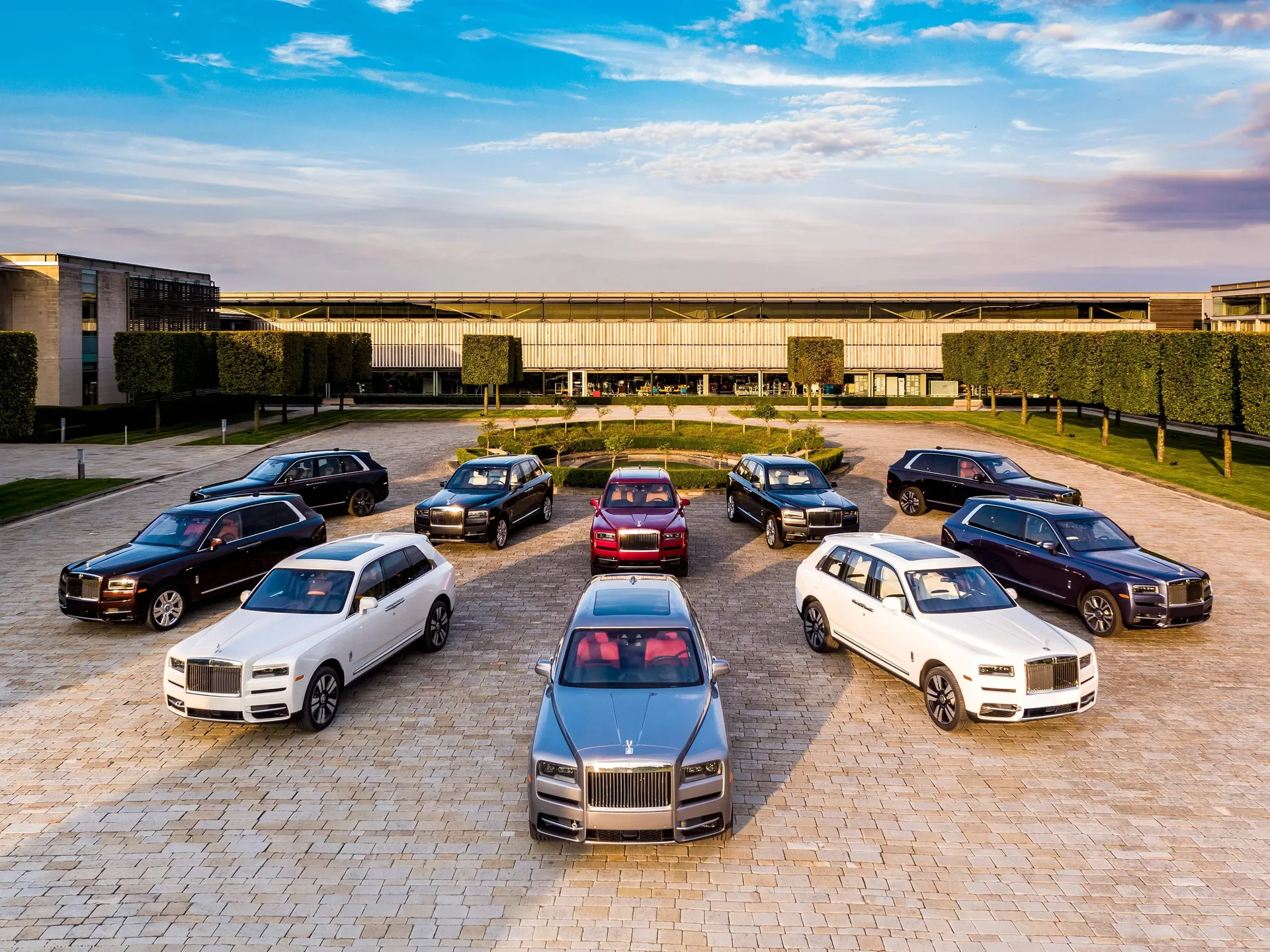 Rolls-Royce Cullinan (2019) – skupinový snímek