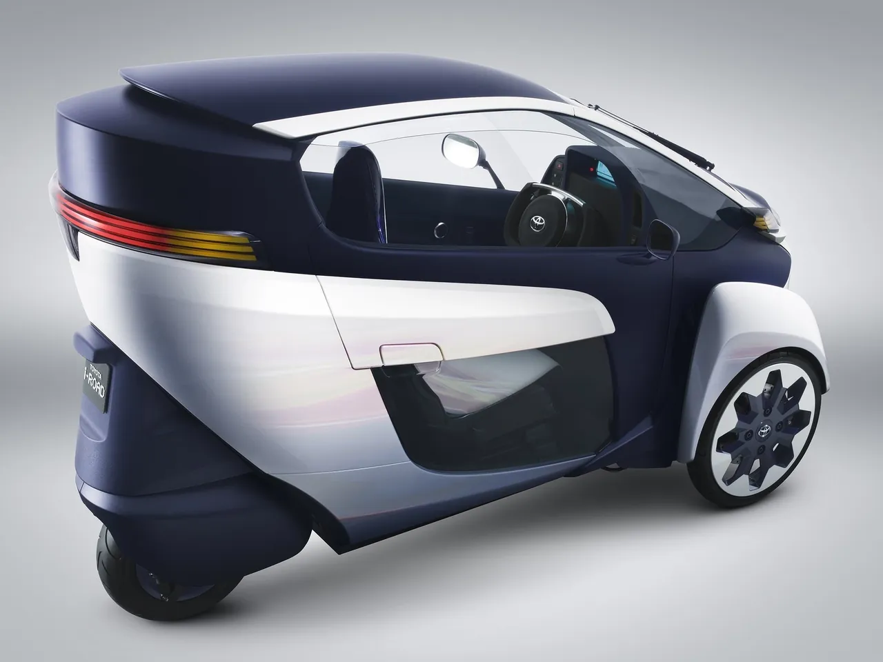 Toyota i-Road Concept (2013) – zadní tříčtvrteční pohled