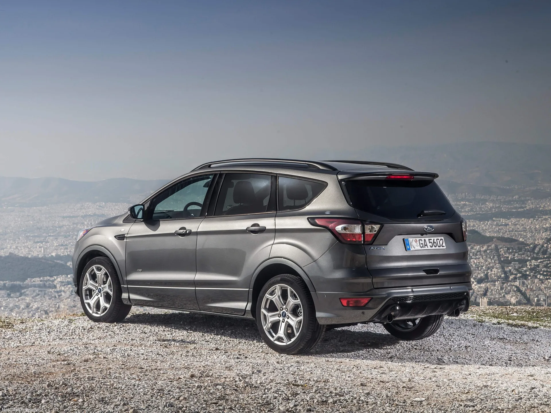 Ford Kuga (2017) – zadní tříčtvrteční pohled