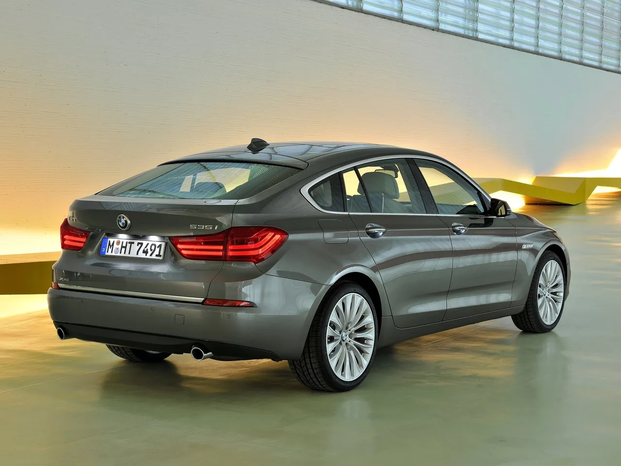 BMW 5-Series Gran Turismo (2014) – zadní tříčtvrteční pohled
