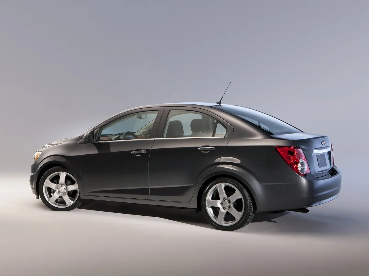 Chevrolet Sonic Sedan (2012) – zadní pohled
