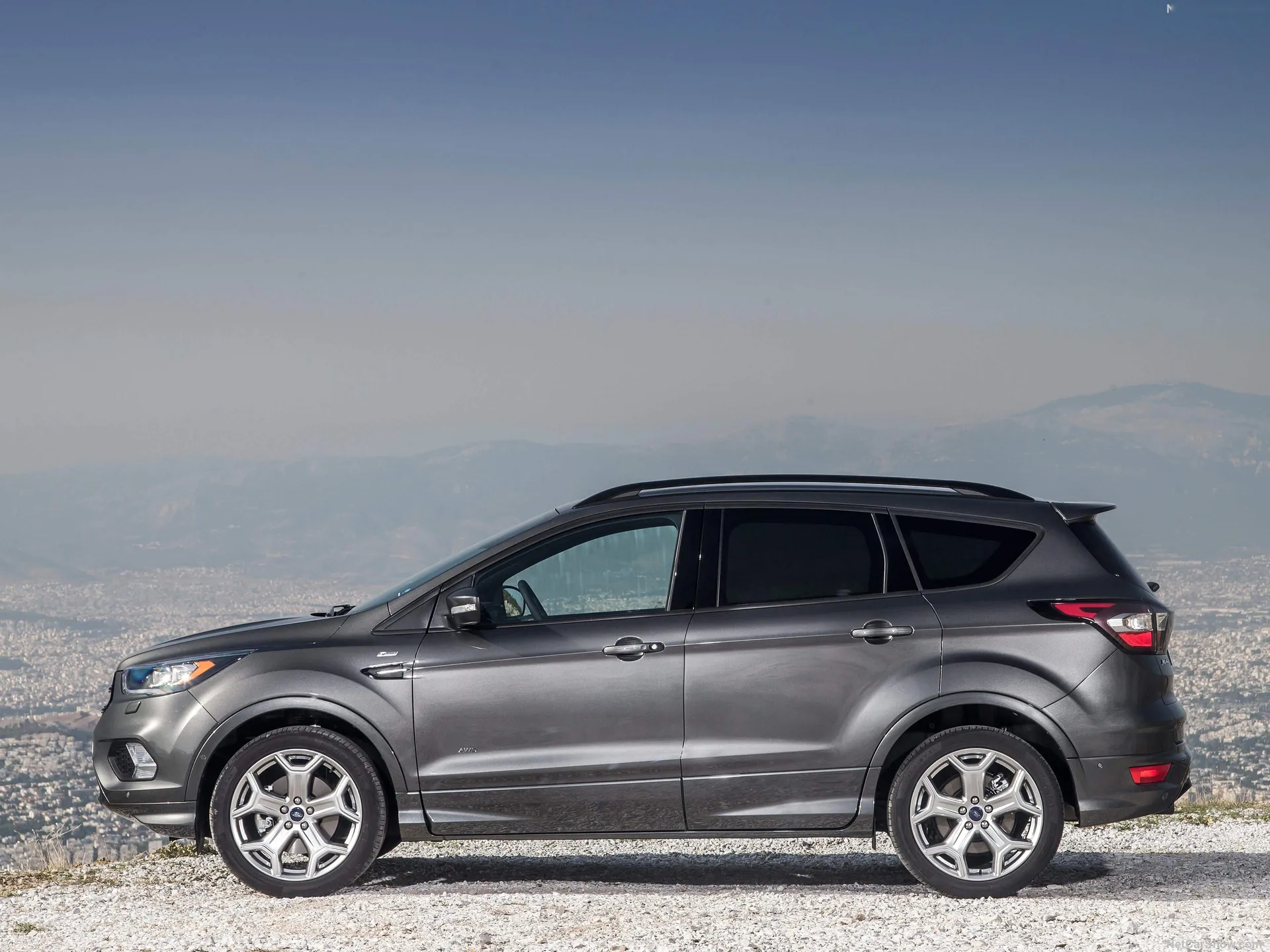 Ford Kuga (2017) – boční profil